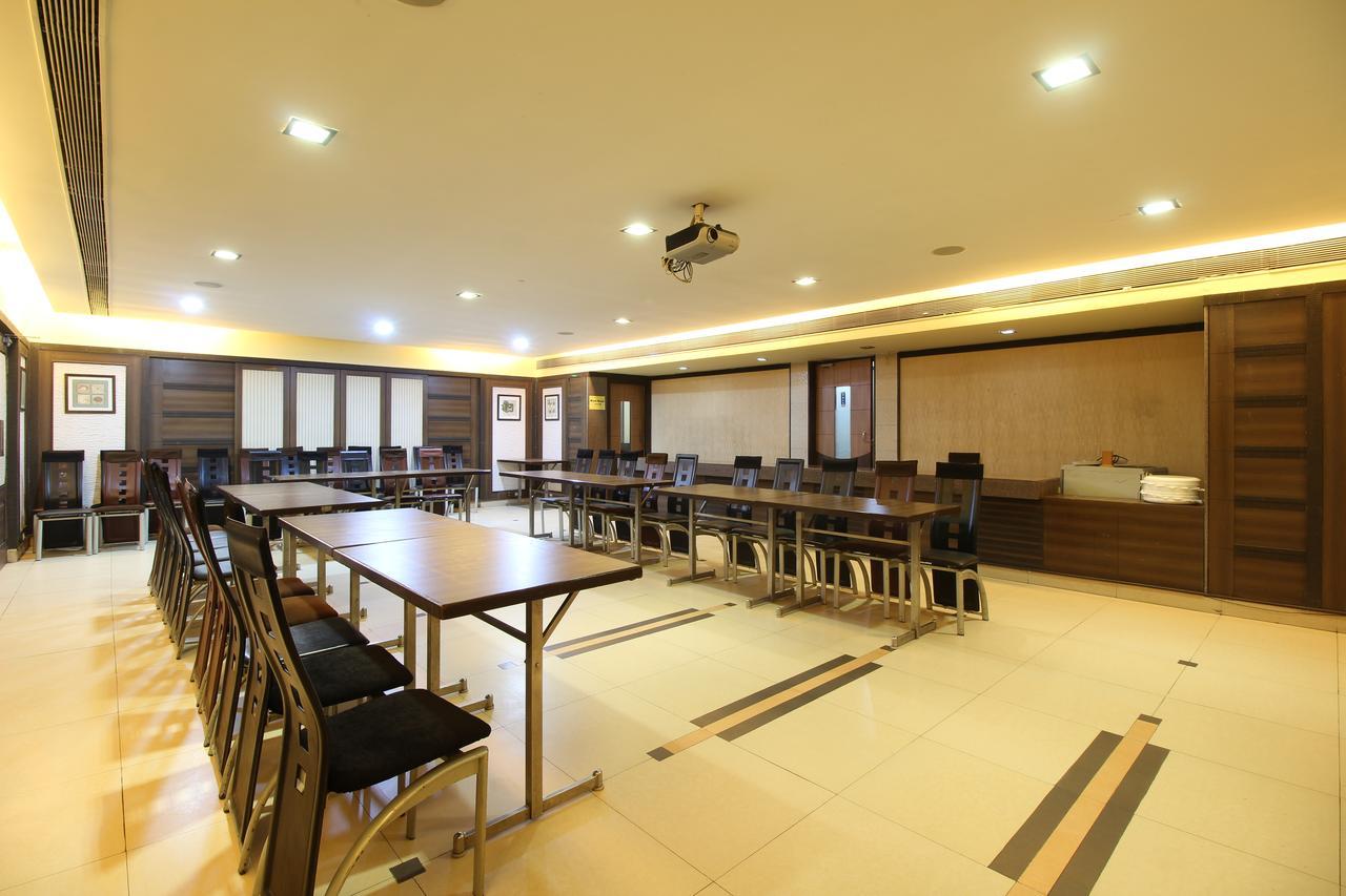 Hotel Gurukripa Daman Buitenkant foto