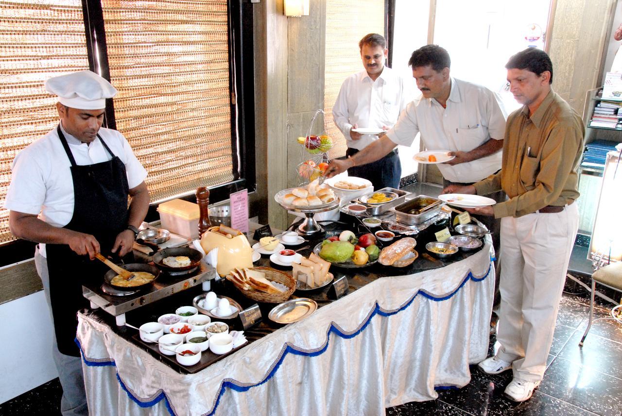 Hotel Gurukripa Daman Buitenkant foto