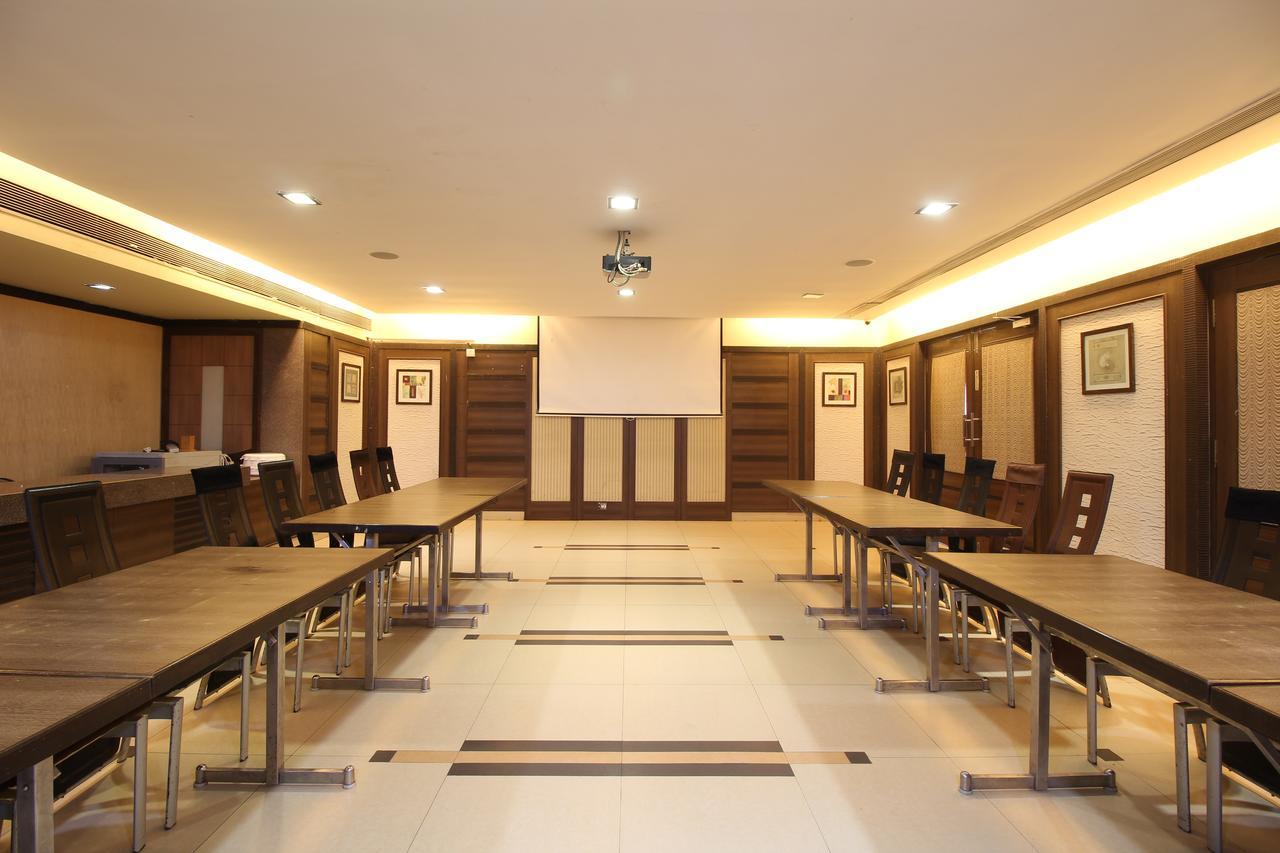 Hotel Gurukripa Daman Buitenkant foto