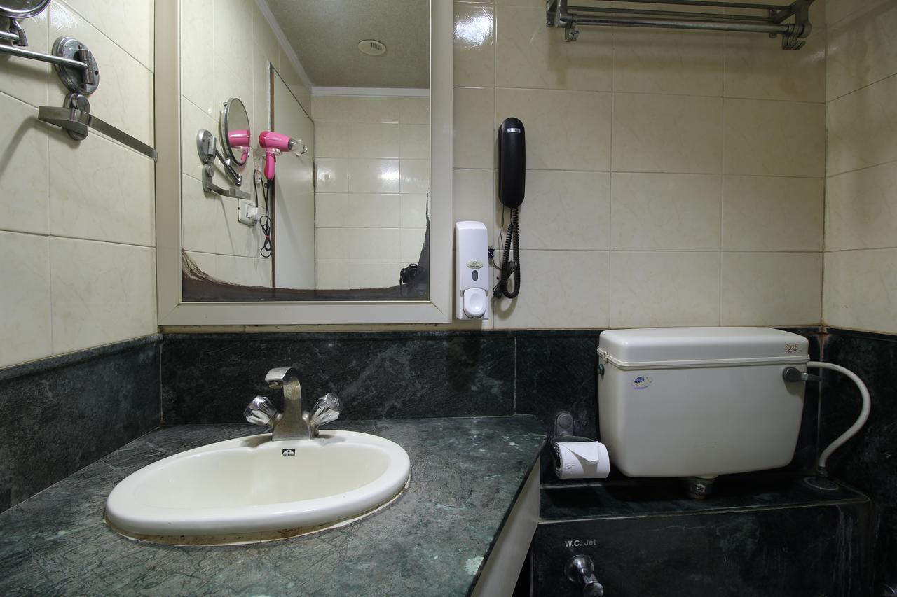 Hotel Gurukripa Daman Buitenkant foto